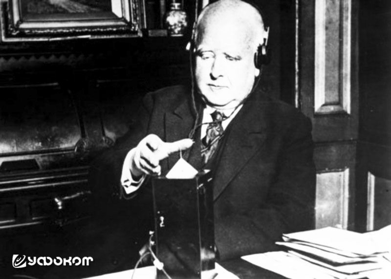 Хью Мэнсфилд Робинсон во время одного из экспериментов. Хью Мэнсфилд Робинсон во время одного из экспериментов.