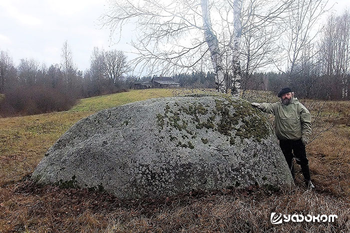 Рис. 2. Большой Синий камень. Фото автора, 2011 год. Рис. 2. Большой Синий камень. Фото автора, 2011 год.