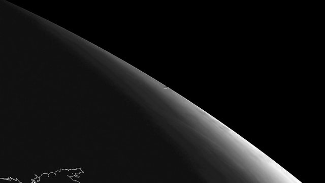 Европейский геостационарный метеоспутник Meteosat-10  сделал фотографию следа челябинского метеорита. Изображение опубликовано на страничке Европейской организации спутниковой метеорологии.