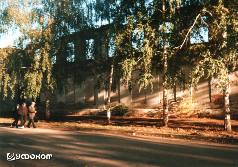Группа исследователей осматривает внешний периметр корпусов сгоревшей мебельной фабрики. Скан пленочного снимка, датируемый началом 80-х годов ХХ столетия. Фотография из личного архива автора.