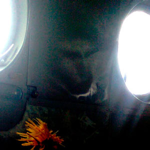 Фрагмент фотографии салона вертолета с «призрачным лицом»