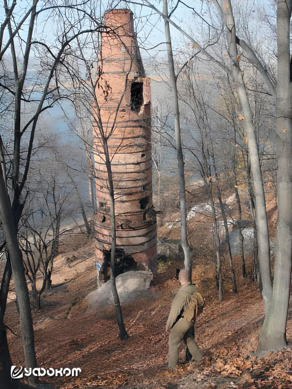 Б. Кельменев осматривает старую печь, издалека напоминающую башню, 2009 год.
