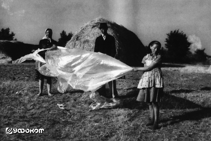 Венгерские крестьяне демонстрируют остатки найденной оболочки воздушного шара. Фото из Архива Блинкена (OSA) в Будапеште.