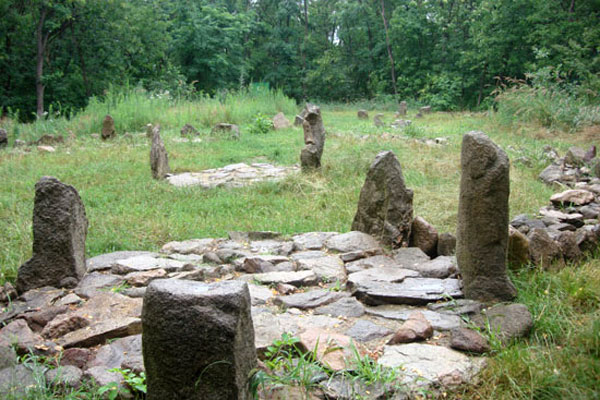 Мегалитическое святилище эпохи бронзы. Остров Хортица (июль 2007 года).