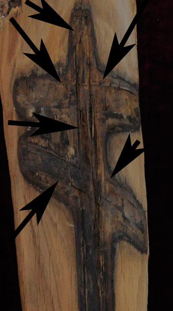 Стрелками показан вероятный первоначальный контур креста, вырезанный на дереве.