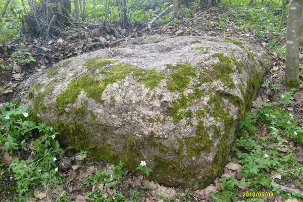 Камень Ложак («Кровать»).