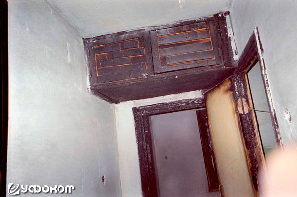 Ф9А – снимок из той же квартиры. Вид из коридора на дверь кухни. Вверху видна обгоревшая антресоль.