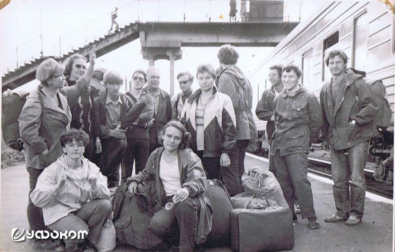 На перроне вокзала в Перми – крайний справа оператор биолокации Юрий Левин; на переднем плане сидят Елена Шейнина и Татьяна Добрынина; на заднем плане стоят Эмиль Бачурин и Эдуард Ермилов, 1986 год.