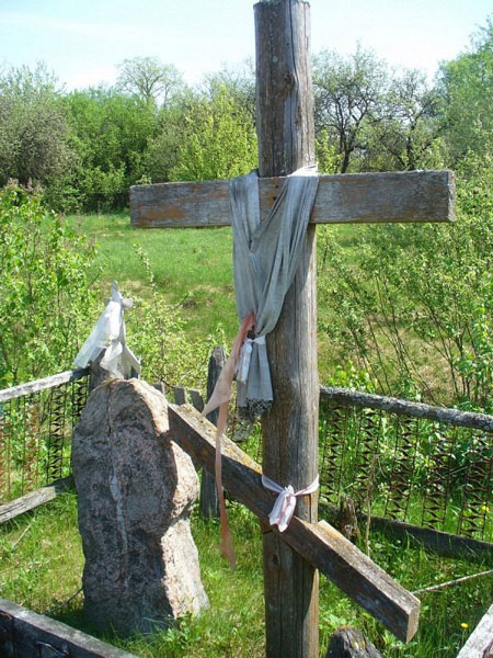Каменный идол из д. Лозовка Пружанского района. До сих пор камень почитается, рядом с ним установлен крест. 