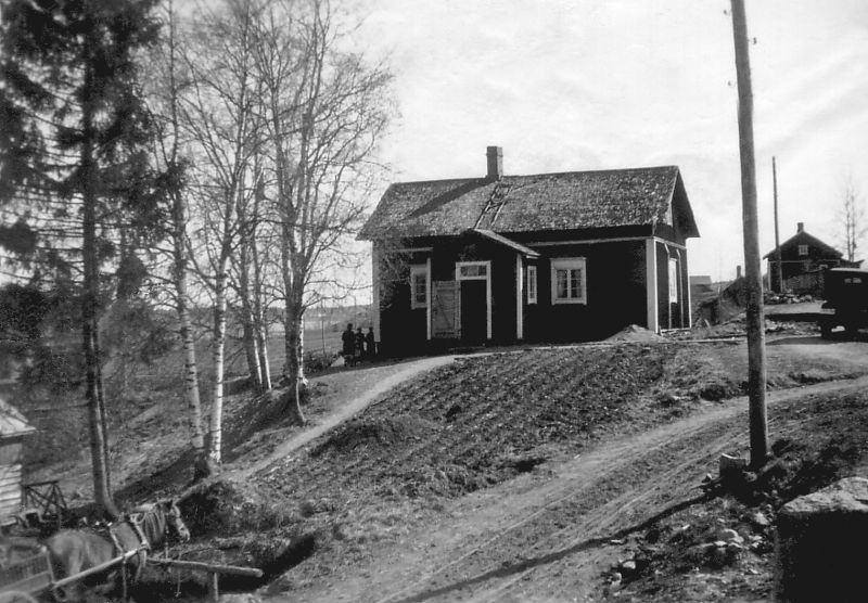 Дом Мартинов после переноса в окрестности Тииконоя. Лошадь стоит у мельницы Александра Гренфорса, ожидая погрузки. Фото из архива Клуба Юлёярви.
