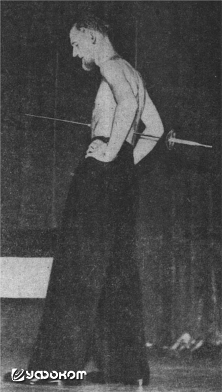 Хенске, проткнутый шпагой (Muncie Evening Press, Junе 27, 1947, p. 3).