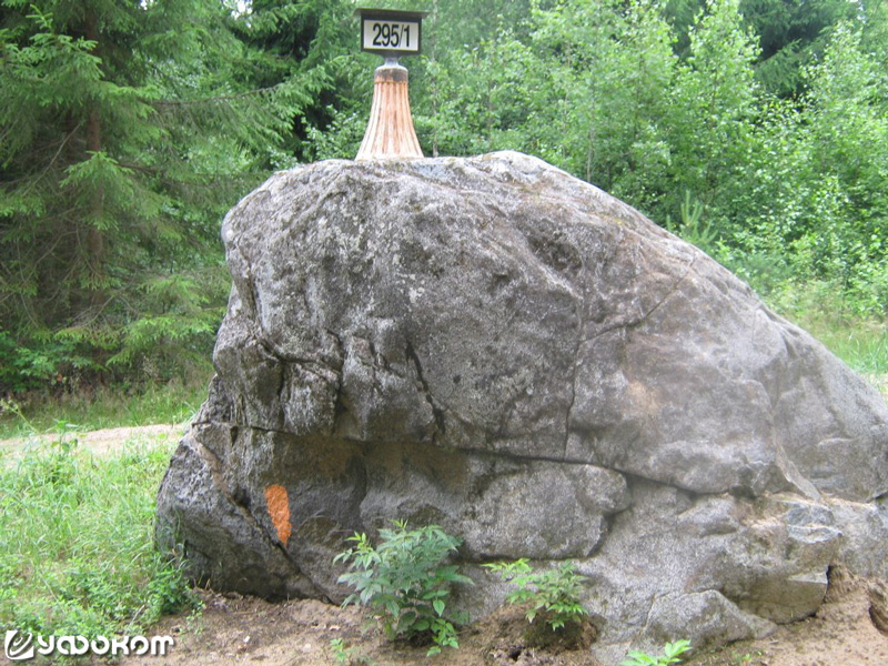 Металлический пограничный знак (чем-то напоминающий колокол) на камне в д. Адамишки. Фото В. Бунто.