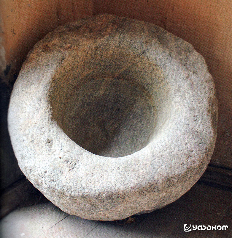 Каменная чаша в краеведческом музее г. Бауске, Латвия [39: 80].
