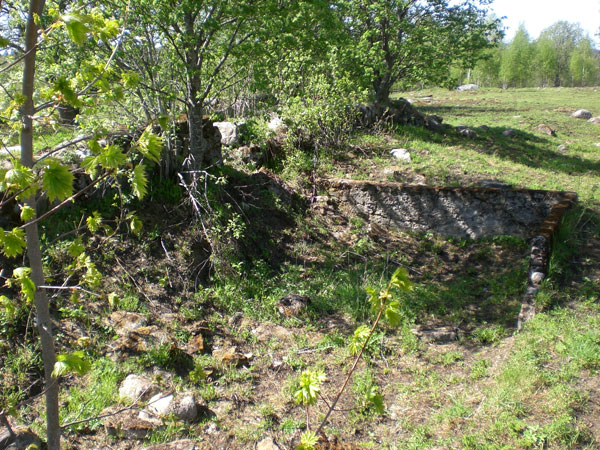 Рис. 28. Остатки фундамента (фото В. Акулов, 2012). Рис. 28. Остатки фундамента (фото В. Акулов, 2012).