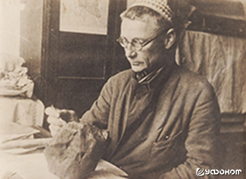 Л.А. Кулик с метеоритом Первомайский поселок (падение произошло 26 декабря 1933 года в Юрьев-Польском районе Ивановской области), 1934 год.