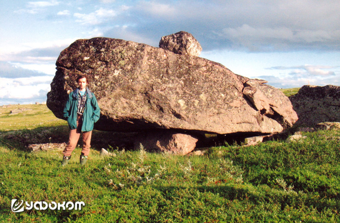 Автор возле одного из мегалитов. Фото В. Волкова, 2005 год.