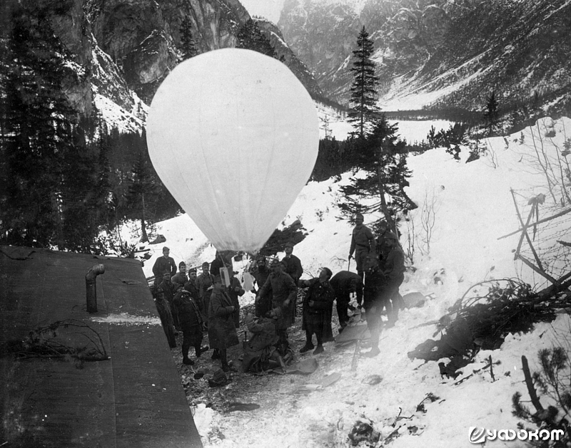 Австрийские солдаты запускают бумажный шар с прокламациями на горе Монте-Пьяно, 1916 год. Фото из фондов Австрийской национальной библиотеки.