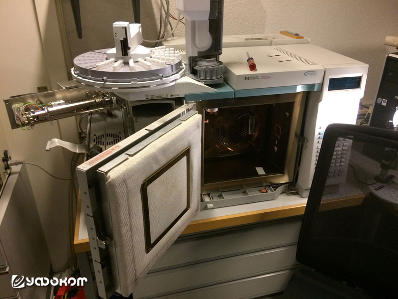 Рис. 8. Внешний вид газового хроматографа и масс-спектрометра Hewlett-Packard, которые использовались авторами для анализа образцов «миро» с православных икон методом высокоэффективной газовой хроматографии сопряженной с масс-спектрометрией. Рис. 8. Внешний вид газового хроматографа и масс-спектрометра Hewlett-Packard, которые использовались авторами для анализа образцов «миро» с православных икон методом высокоэффективной газовой хроматографии сопряженной с масс-спектрометрией.