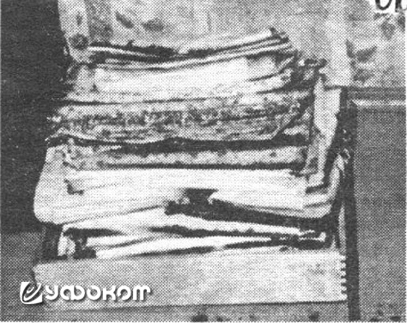Белье, находившееся в шкафу, обгорело только на сгибах. Фото В. Репецкого. Белье, находившееся в шкафу, обгорело только на сгибах. Фото В. Репецкого.