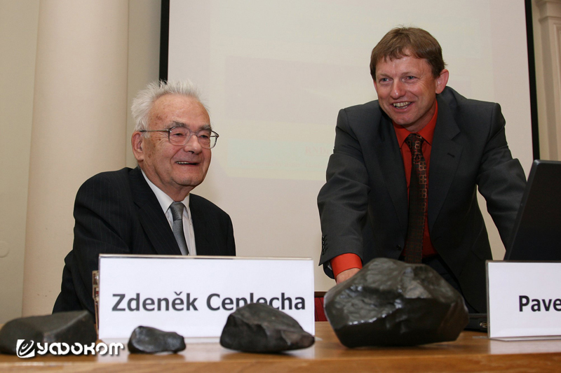Доктор Зденек Цеплеха (1929–2009) и его преемник доктор Павел Спурный на праздновании 50-летия падения метеорита Пршибрам в апреле 2009 года. В 1959 году Зденек Цеплеха впервые в мире вычислил траекторию и предсказал место падения фрагментов этого метеори Доктор Зденек Цеплеха (1929–2009) и его преемник доктор Павел Спурный на праздновании 50-летия падения метеорита Пршибрам в апреле 2009 года. В 1959 году Зденек Цеплеха впервые в мире вычислил траекторию и предсказал место падения фрагментов этого метеори