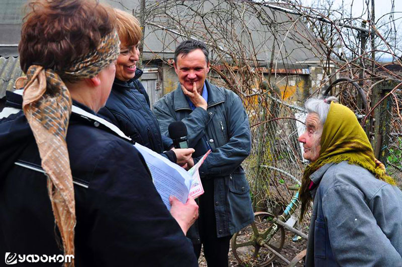 Янина Павловская рассказывает представителям «Явара» про камень. Фото А. Павловская, 2018 год.