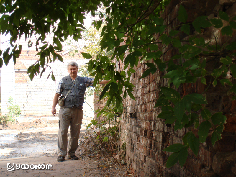 Исследователь И.Л. Павлович осматривает уцелевшие фрагменты руин на территории старой мебельной фабрики. Фото из личного архива автора, 2014 год.