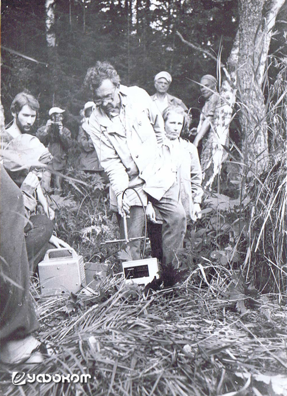 Работа в лагере на «пятне» радиометрическим приёмником СВЧ. В центре Эдуард Ермилов, сзади слева Андрей Клюев (Пермь), сзади справа Екатерина Агеенкова (Минск), 1987 год.