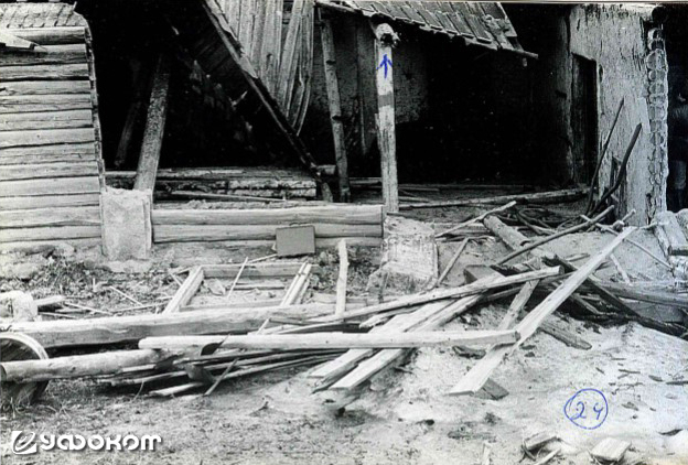 Фото 24. Те же разрушения крупным планом. Видны бетонные колонны, стоящие и упавшие. Их размер в сечении – 60 на 50 см. Одна из балок на снимке 24 на конце, как бы, сломана ударом сверху (показано стрелкой) (Фото Фефелова В.Н.). Фото 24. Те же разрушения крупным планом. Видны бетонные колонны, стоящие и упавшие. Их размер в сечении – 60 на 50 см. Одна из балок на снимке 24 на конце, как бы, сломана ударом сверху (показано стрелкой) (Фото Фефелова В.Н.).