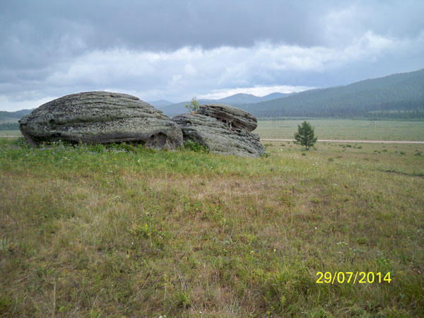 Очередная композиция камней, показавшаяся нам интересной. Но мелковата.