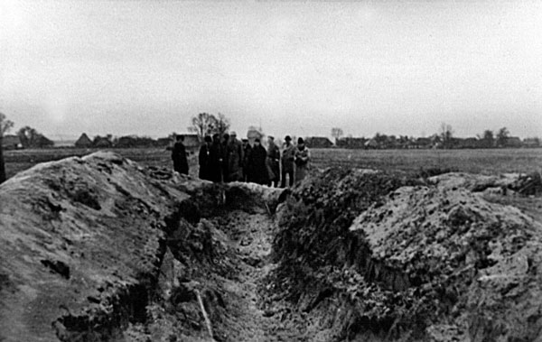 Расстрельную яму в Рожковке велено не закапывать минимум в течение года, чтобы рожковцы помнили о неминуемой казни в случае сотрудничества с партизанами.