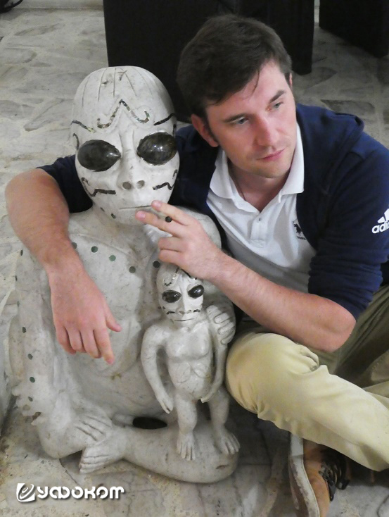 Каменная «мадонна с младенцем» (г. Мичоакан).