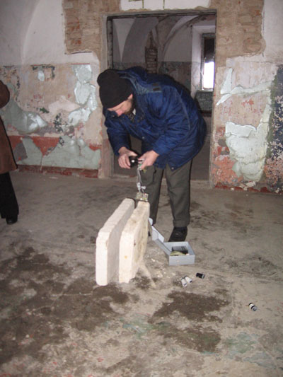 В. Чернобров устанавливает инфракрасный датчик на втором этаже монастыря (2007 г).