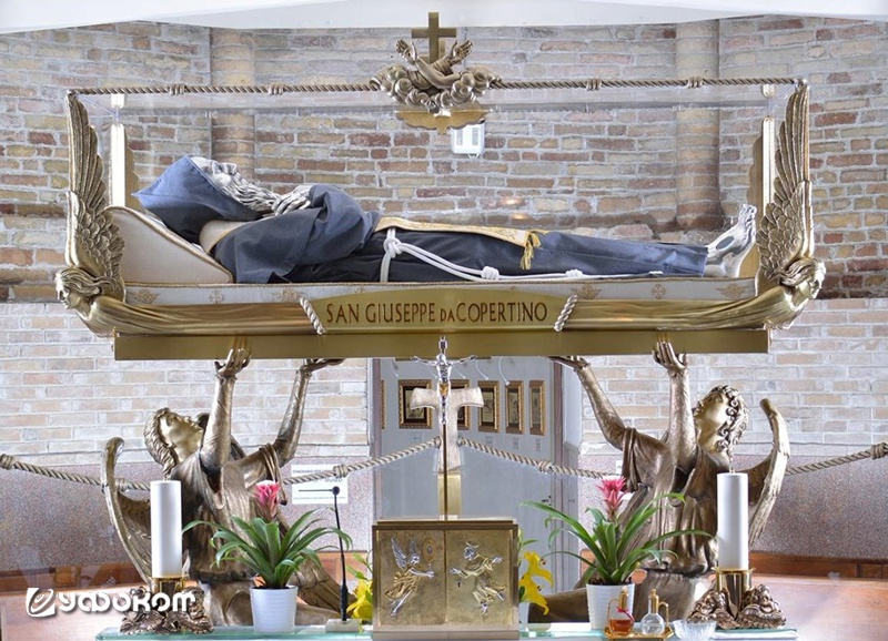 Мощи св. Иосифа в Осимо хранятся в поднятой над землей усыпальнице. 