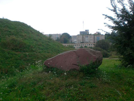 Камень, положенный жителями Копыля в качестве обозначения Замковой горы как особого места (фото автора).