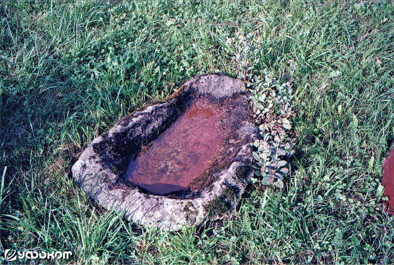 Каменное корыто между д. Кукли и Новосады, Вороновский р-н. Фото Л. Дучиц, 2005 год.
