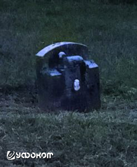 Надгробие Джорджа Элвуда Шарпа в сумерках. Обратите внимание, насколько ярким выглядит фотопортрет на фоне остальной части надгробия из-за отражения света от охранного фонаря. Этот эффект усиливается по мере наступления темноты (фото автора).