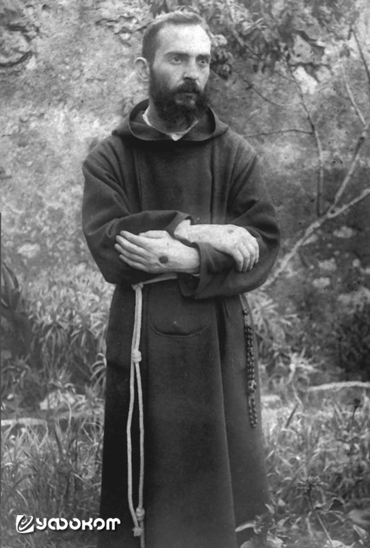 Молодой Падре Пио демонстрирует стигматы, 1919 год.