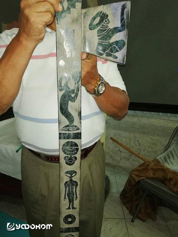 Новодел в форме топора с изображениями «инопланетян» (г. Акамбаро).