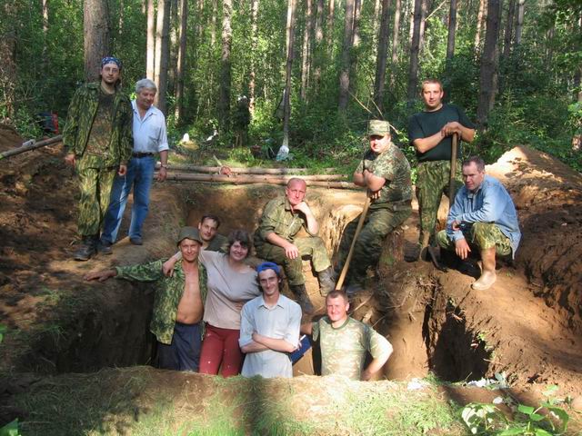 Участники раскопок в кратере падения Столбцовского метеорита. 