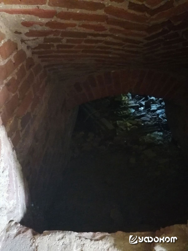 Подземелье дворца, в котором видели призрак в 2010 году. Фото автора.