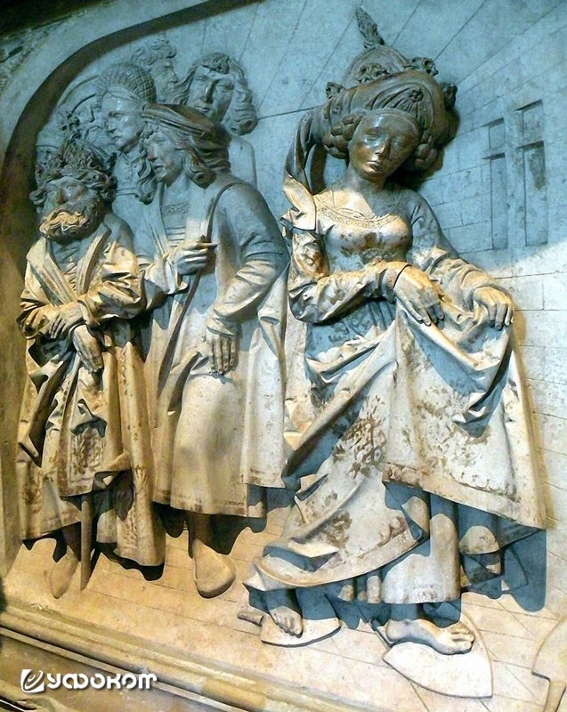 Ордалия святой Кунигунды. Старинный барельеф в Бамберге, Германия. 