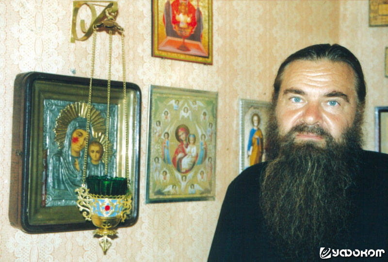 Настоятель храма хутора Лог, отец Александр Лобан, стоит рядом с чудотворной иконой. Фото из газеты «Православное слово» №11 за ноябрь 2004 года.