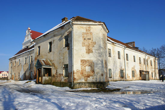 Францисканский монастырь. На переднем плане – «башня призраков». Фото автора. Францисканский монастырь. На переднем плане – «башня призраков». Фото автора.