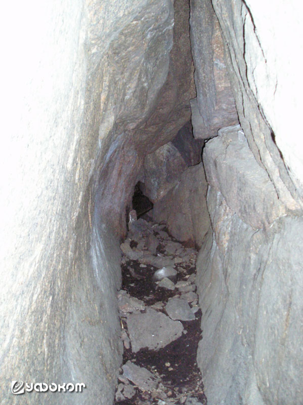 Рис. 3. Покатые стенки одного из проходов пещеры Крестоцерковной, расположенной в горе Соканлинна в скальном развале, фото автора, 2011 год.