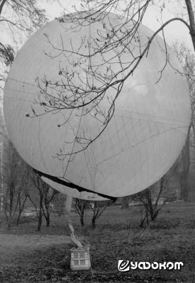 На таком воздушном шаре курьер Мирослав Вайя успешно приземлился в окрестностях Пльзеня в ночь на 8 июля 1953 года. Фото из Архива силовых структур (ABS) в Праге.