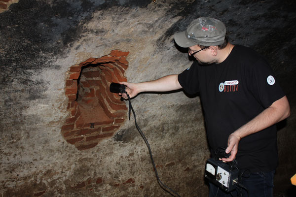 Использование газоанализатора в подвале. Фото Г. Федоровского.