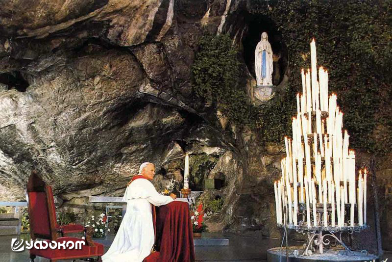 Римский Папа Иоанн Павел II возносит молитву в гроте Масабьель на территории популярного святилища в городе Лурде (Франция). 15 августа 1983 года.