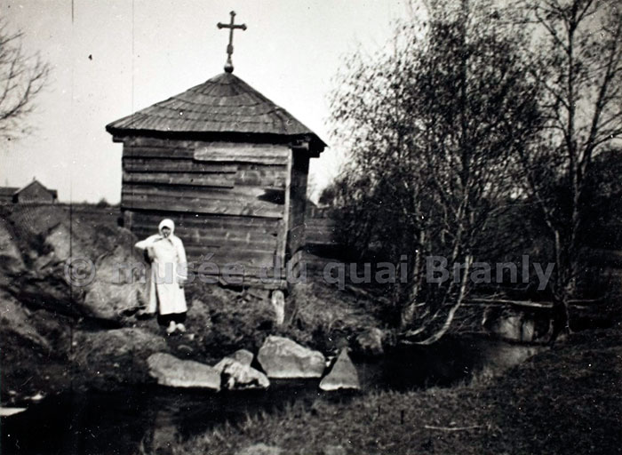 Жертвенный камень в д. Меекси Тартуского уезда. Фотография Л. Зурова и Б. Вильде, 1937–1938 годы. Источник: www.sisu.ut.ee.