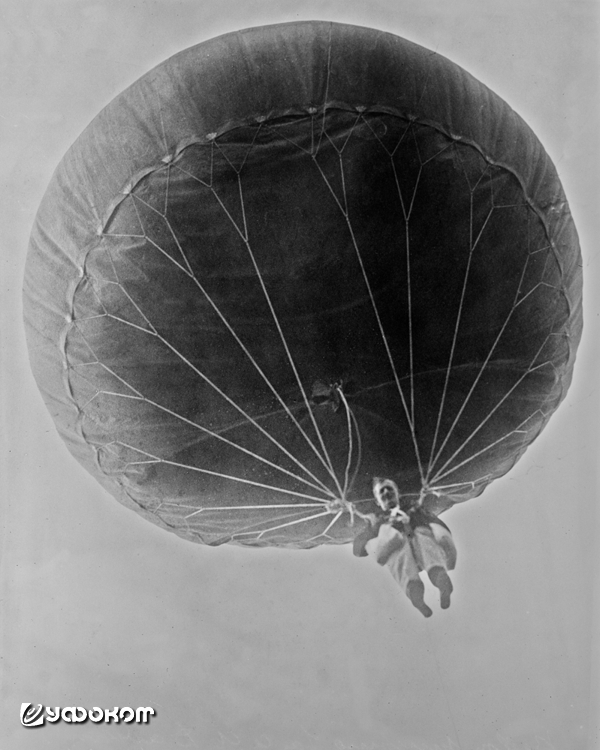 Полет британского аэронавта капитана Дэвидсона на шаре-прыгуне в мае 1927 года. По бокам у пилота висят две сумки с балластом. Фото из архива парижского фотоагентства «Роль».