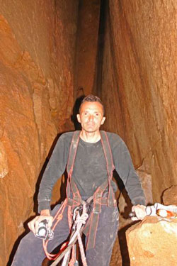 Артур Жемухов в пещере
